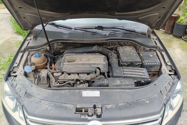 Used Volkswagen Magotan 2012 Revised Version 1.8TSI Leading Edition Engine Bay