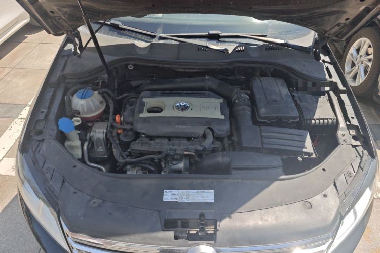 Used Volkswagen Magotan 2012 Revised Version 1.8TSI Leading Edition Engine Bay