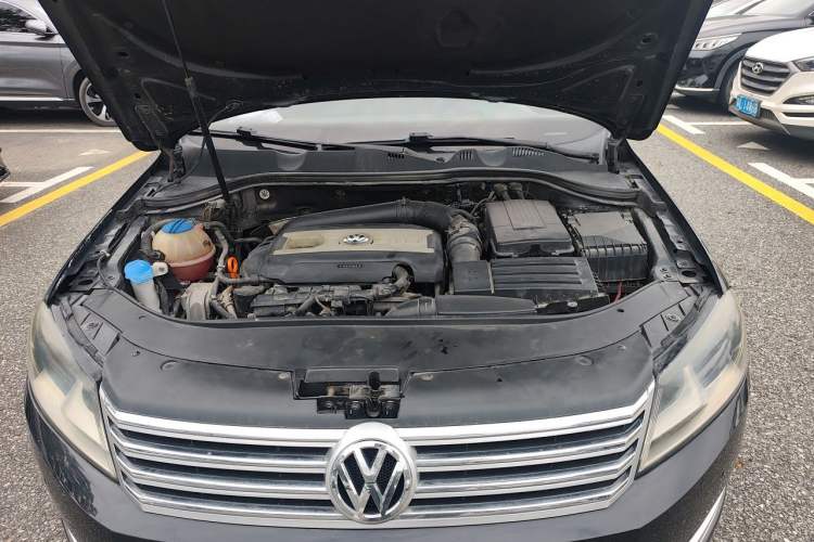 Used Volkswagen Magotan 2012 Revised Version 1.8TSI Leading Edition Engine Bay