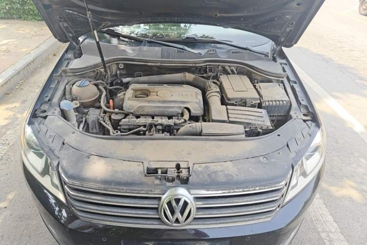 Used Volkswagen Magotan 2012 Facelift 2.0 TSI Prestige Model Engine Bay