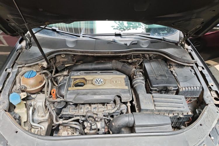 Used Volkswagen Magotan 2012 Revised 1.8TSI Luxury Version Engine Bay