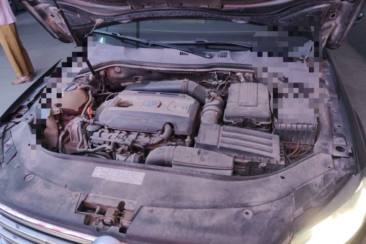 Used Volkswagen Magotan 2012 Revised Version 1.8TSI Leading Edition Engine Bay
