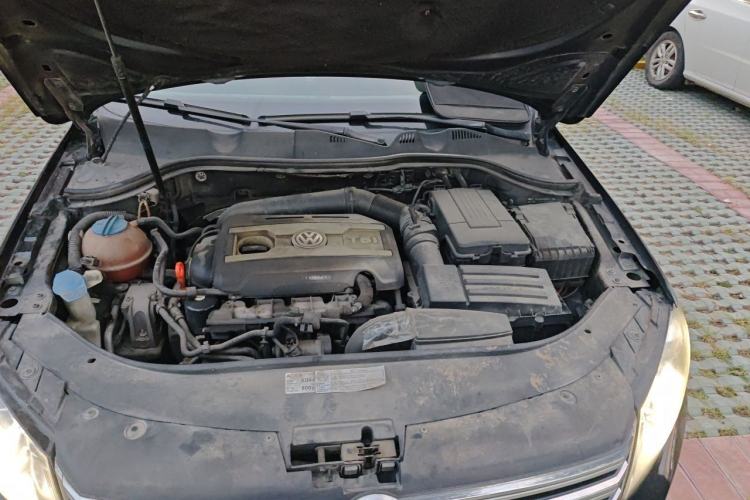 Used Volkswagen Magotan 2012 Revised 1.8TSI Luxury Version Engine Bay