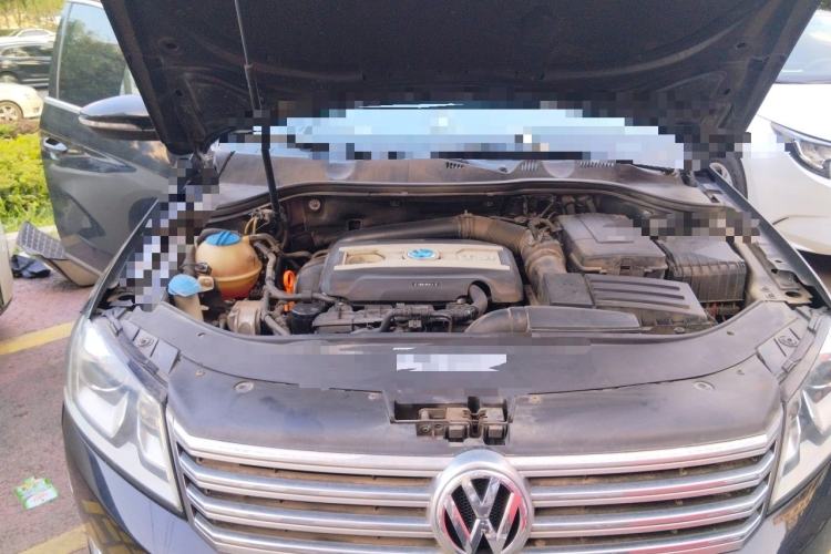 Used Volkswagen Magotan 2012 Revised Version 2.0 TSI Luxury Edition Engine Bay