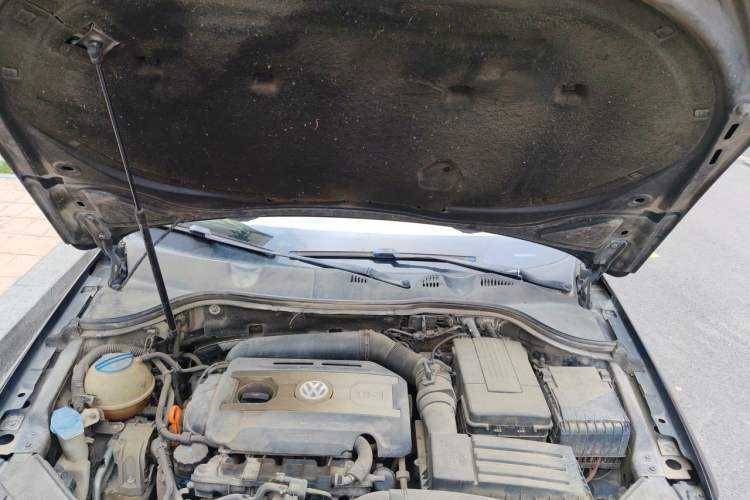 Used Volkswagen Magotan 2012 1.8TSI Luxury Model Engine Bay