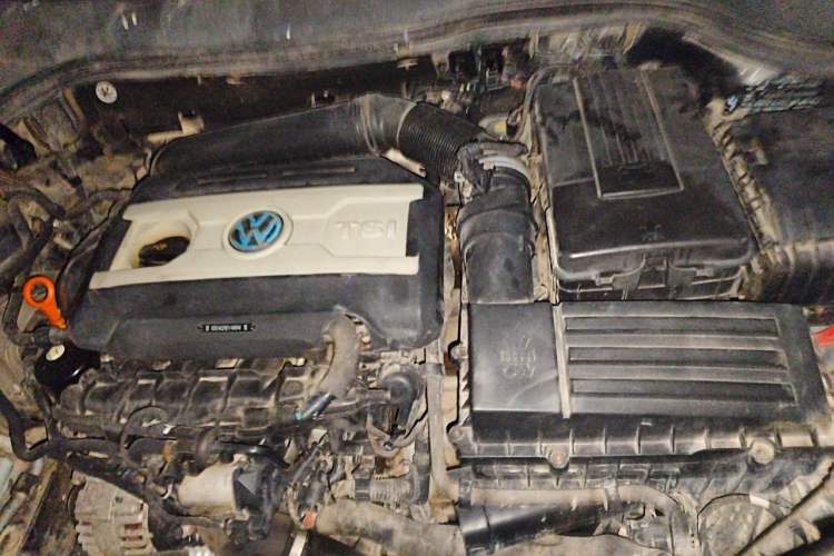 Used Volkswagen Magotan 2012 Revised Version 1.8TSI Leading Edition Engine Bay
