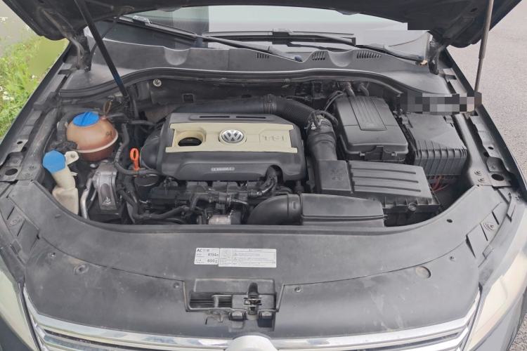 Used Volkswagen Magotan 2012 Revised Version 1.8TSI Leading Edition Engine Bay