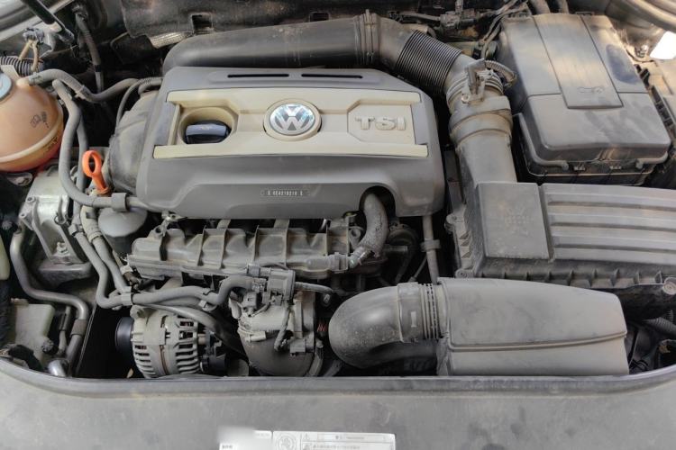 Used Volkswagen Magotan 2012 Revised Version 1.8TSI Leading Edition Engine Bay