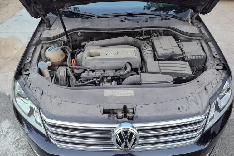 Used Volkswagen Magotan 2012 Revised Version 2.0 TSI Supreme Edition Engine Bay