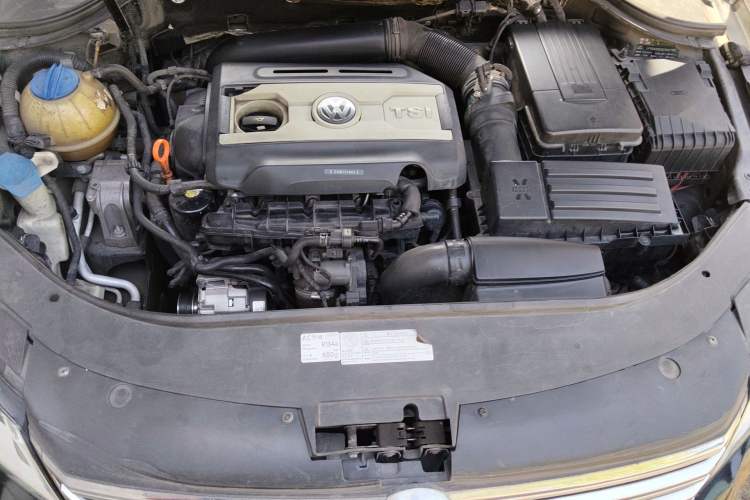 Used Volkswagen Magotan 2012 Revised Version 2.0 TSI Supreme Edition Engine Bay