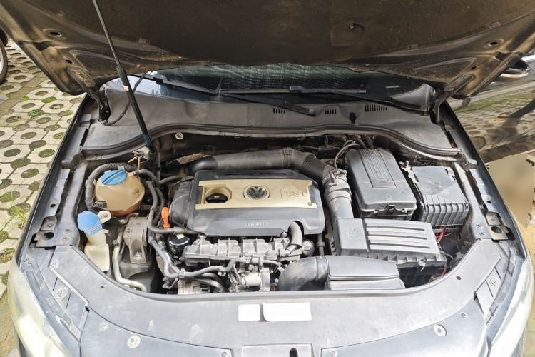 Used Volkswagen Magotan 2012 Revised Version 1.8TSI Leading Edition Engine Bay