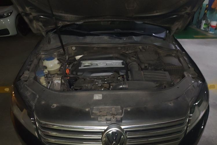Used Volkswagen Magotan 2012 Revised Version 1.8TSI Leading Edition Engine Bay