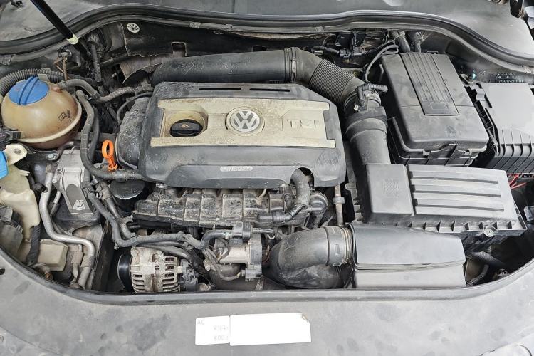 Used Volkswagen Magotan 2012 Revised Version 2.0 TSI Luxury Edition Engine Bay