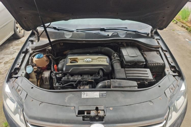 Used Volkswagen Magotan 2012 Revised 1.8TSI Luxury Version Engine Bay