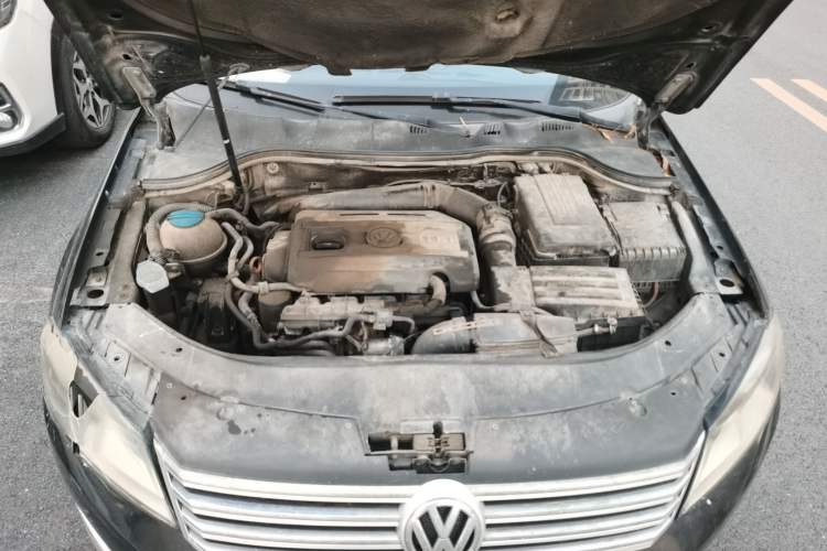 Used Volkswagen Magotan 2012 Revised Version 1.8TSI Leading Edition Engine Bay