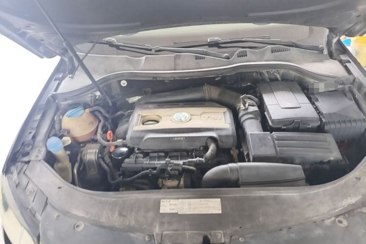 Used Volkswagen Magotan 2012 Revised Version 1.8TSI Leading Edition Engine Bay