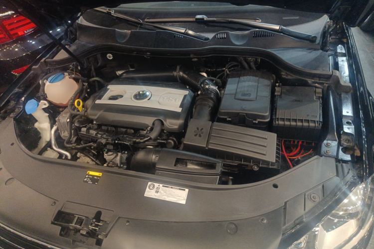 Used Volkswagen Magotan 2012 Travel Edition 2.0 TSI Luxury Version Engine Bay