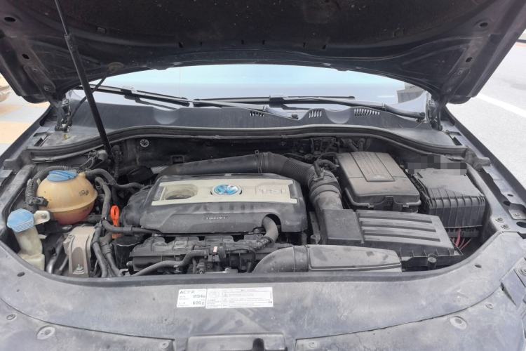 Used Volkswagen Magotan 2012 Revised 1.8TSI Luxury Version Engine Bay