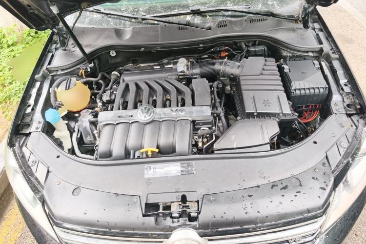 Used Volkswagen Magotan 2012 3.0 FSI Flagship Edition Engine Bay