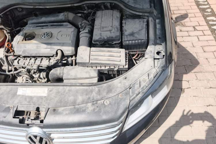 Used Volkswagen Magotan 2012 Revised Version 1.8TSI Leading Edition Engine Bay Left