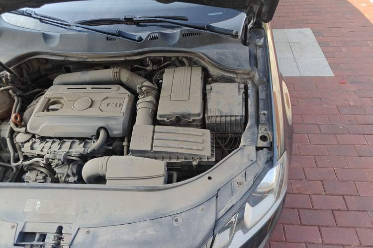 Used Volkswagen Magotan 2012 1.8TSI Luxury Model Engine Bay Left
