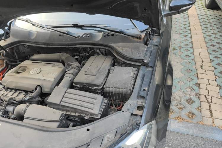 Used Volkswagen Magotan 2012 Revised 1.8TSI Luxury Version Engine Bay Left