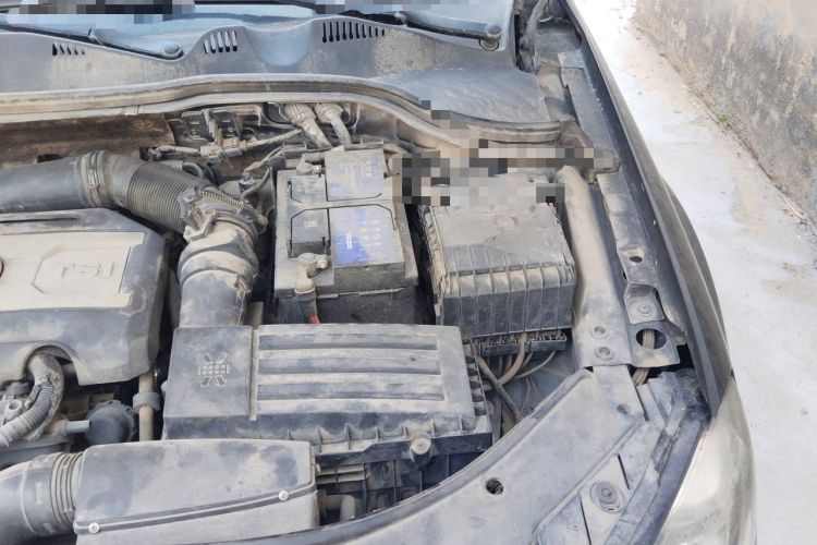 Used Volkswagen Magotan 2012 Revised Version 1.8TSI Leading Edition Engine Bay Left