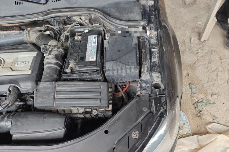 Used Volkswagen Magotan 2012 Revised Version 1.8TSI Leading Edition Engine Bay Left