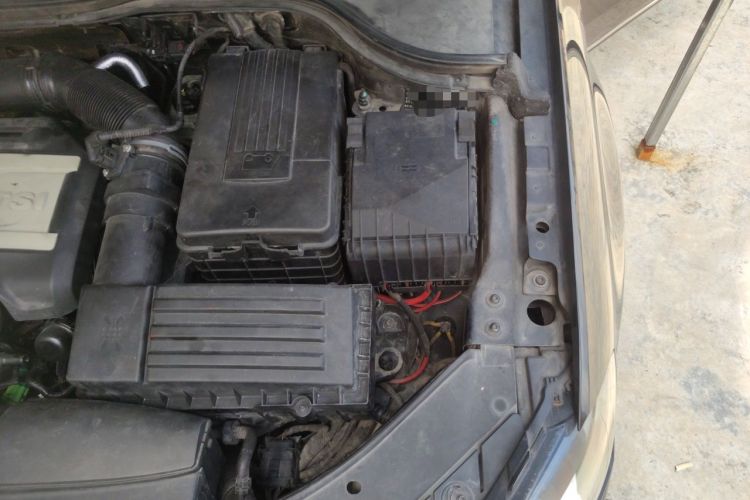 Used Volkswagen Magotan 2012 Revised Version 1.8TSI Leading Edition Engine Bay Left