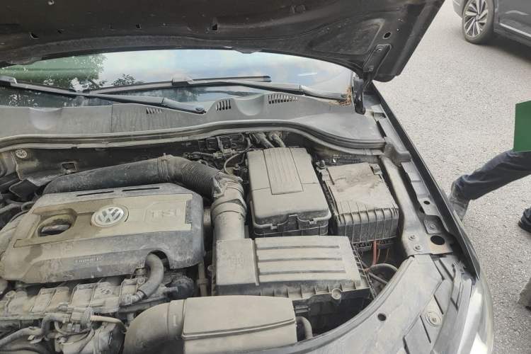 Used Volkswagen Magotan 2012 Revised Version 1.8TSI Leading Edition Engine Bay Left