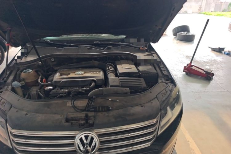 Used Volkswagen Magotan 2012 Revised Version 1.8TSI Leading Edition Engine Bay Left