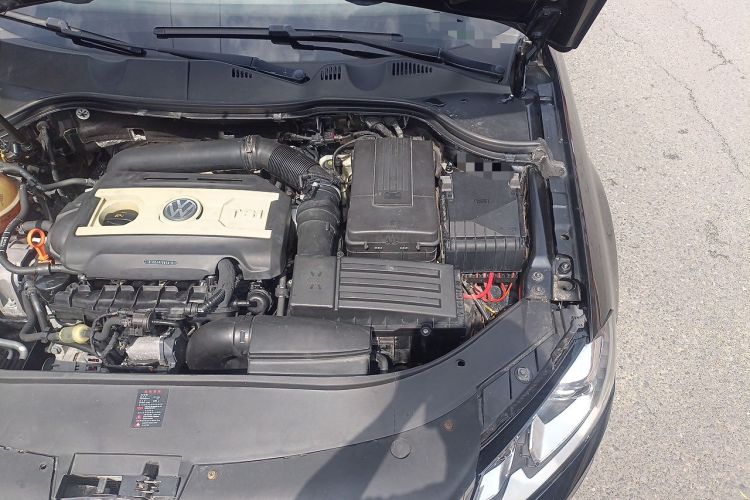 Used Volkswagen Magotan 2012 1.8TSI Prestige Model Engine Bay Left