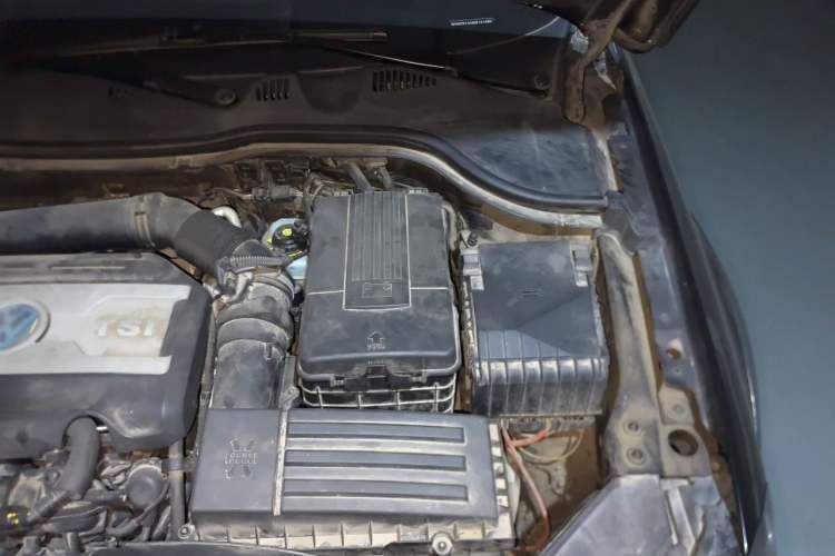 Used Volkswagen Magotan 2012 Travel Edition 2.0 TSI 4x4 Comfort Version Engine Bay Left