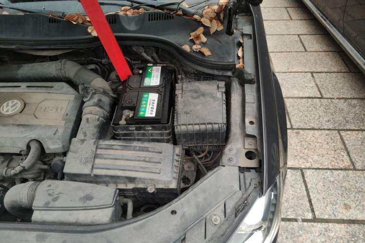 Used Volkswagen Magotan 2012 Revised 1.8TSI Luxury Version Engine Bay Left