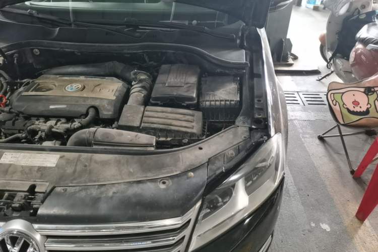 Used Volkswagen Magotan 2012 Revised Version 1.8TSI Leading Edition Engine Bay Left