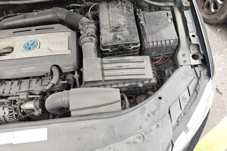 Used Volkswagen Magotan 2012 Revised Version 1.8TSI Leading Edition Engine Bay Left