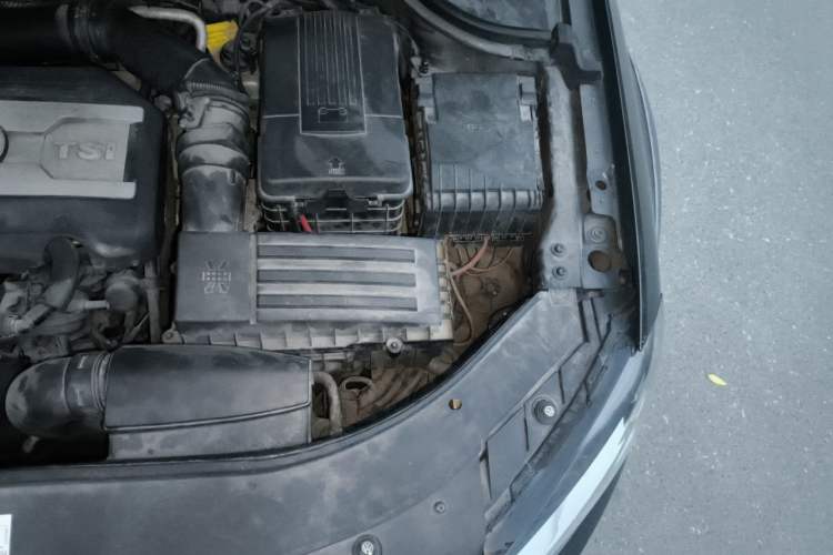 Used Volkswagen Magotan 2012 Travel Edition 2.0 TSI 4x4 Comfort Version Engine Bay Left