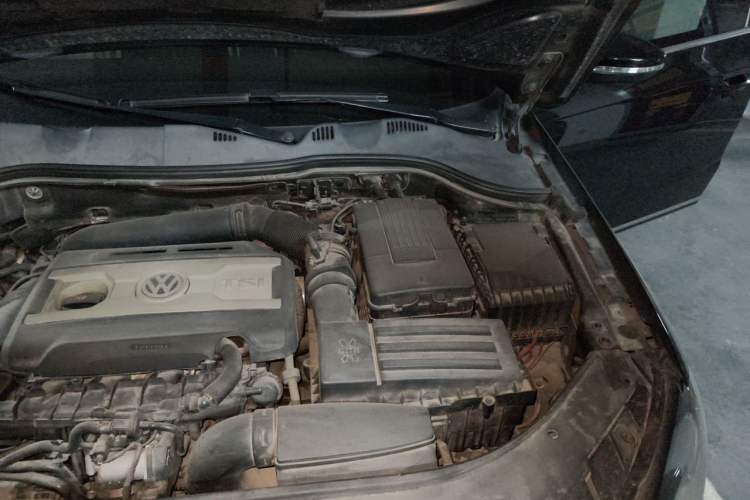 Used Volkswagen Magotan 2012 Revised Version 1.8TSI Leading Edition Engine Bay Left