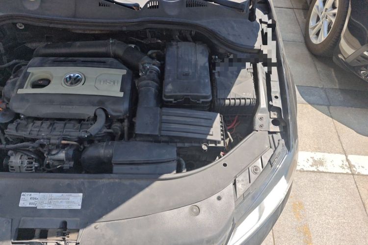 Used Volkswagen Magotan 2012 Revised Version 1.8TSI Leading Edition Engine Bay Left