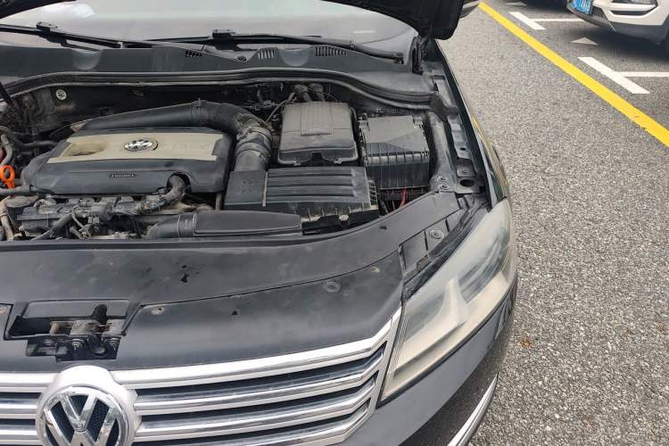 Used Volkswagen Magotan 2012 Revised Version 1.8TSI Leading Edition Engine Bay Left