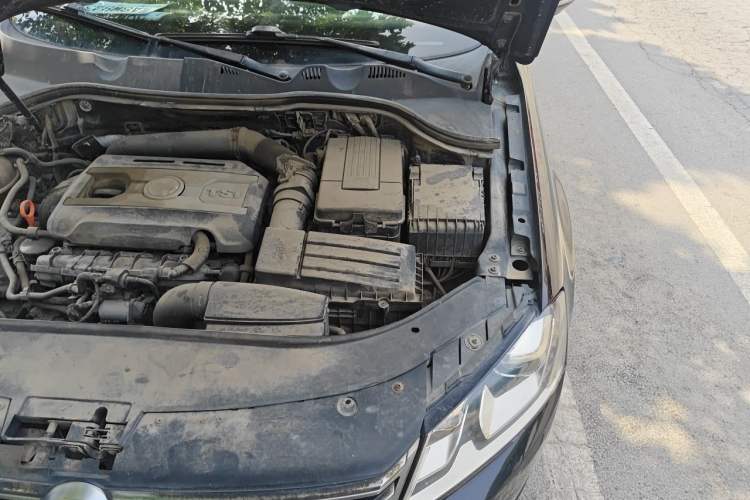 Used Volkswagen Magotan 2012 Facelift 2.0 TSI Prestige Model Engine Bay Left