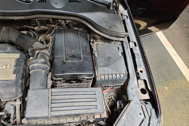 Used Volkswagen Magotan 2012 Revised 1.8TSI Luxury Version Engine Bay Left