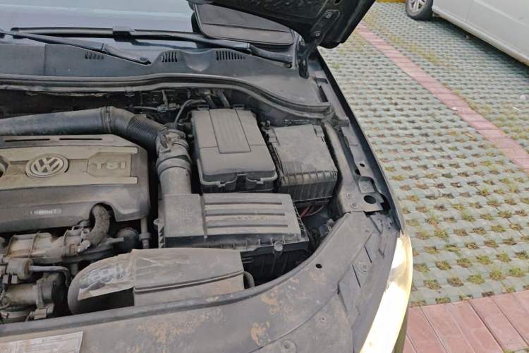 Used Volkswagen Magotan 2012 Revised 1.8TSI Luxury Version Engine Bay Left