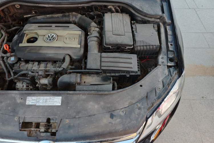 Used Volkswagen Magotan 2012 Facelift 1.8TSI Prestige Model Engine Bay Left