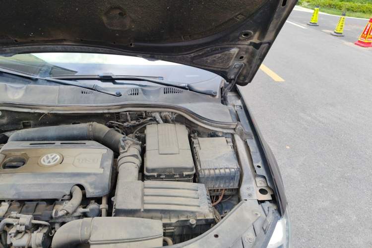 Used Volkswagen Magotan 2012 1.8TSI Luxury Model Engine Bay Left