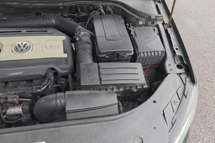 Used Volkswagen Magotan 2012 Revised Version 1.8TSI Leading Edition Engine Bay Left