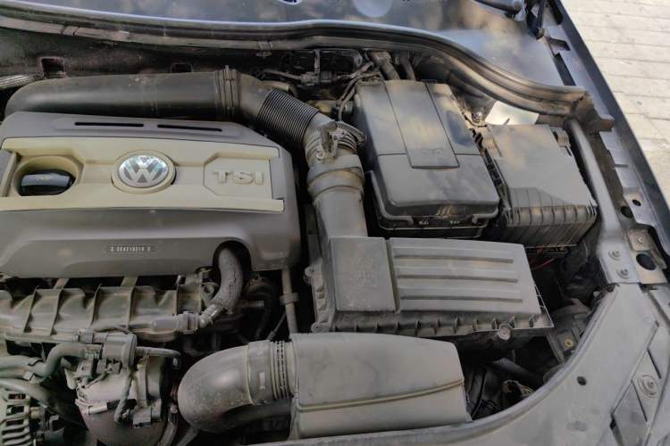 Used Volkswagen Magotan 2012 Revised Version 1.8TSI Leading Edition Engine Bay Left