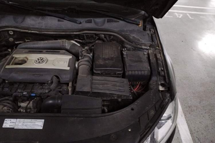 Used Volkswagen Magotan 2012 Revised 1.8TSI Luxury Version Engine Bay Left