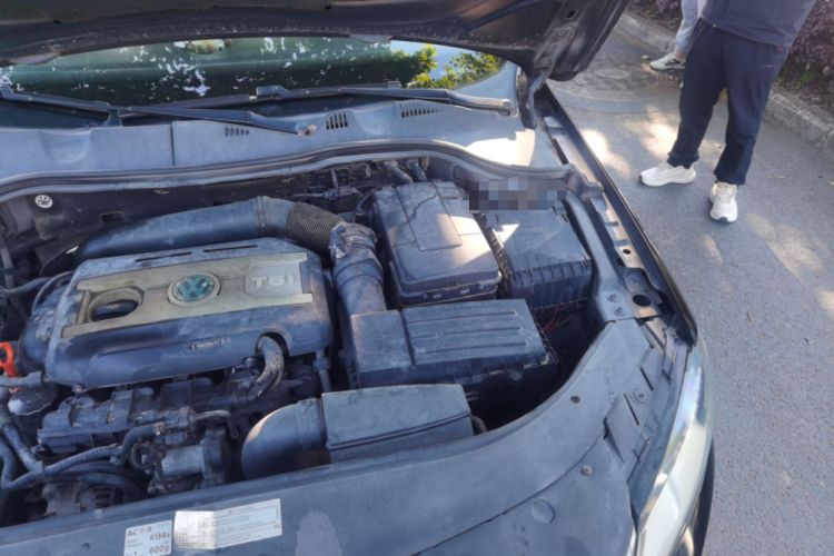 Used Volkswagen Magotan 2012 1.8TSI Comfort Model Engine Bay Left