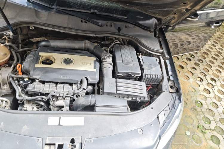 Used Volkswagen Magotan 2012 Revised Version 1.8TSI Leading Edition Engine Bay Left